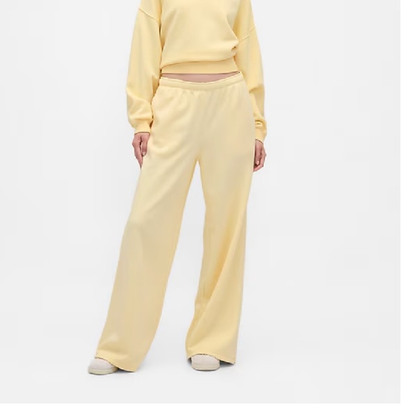 GAP butter yellow fleece sweat set - Picture 3 of 8